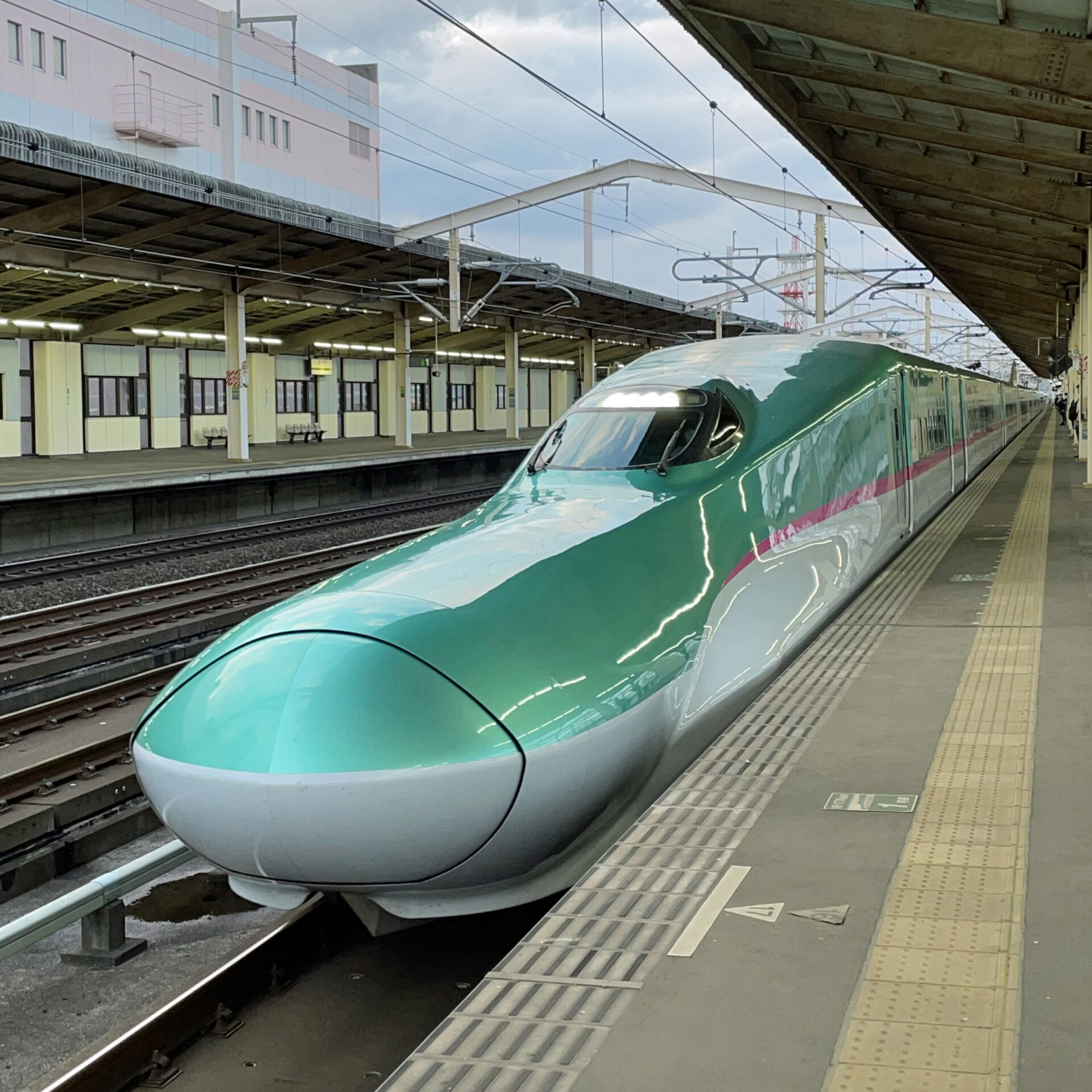 東北新幹線小山駅に着くE5系