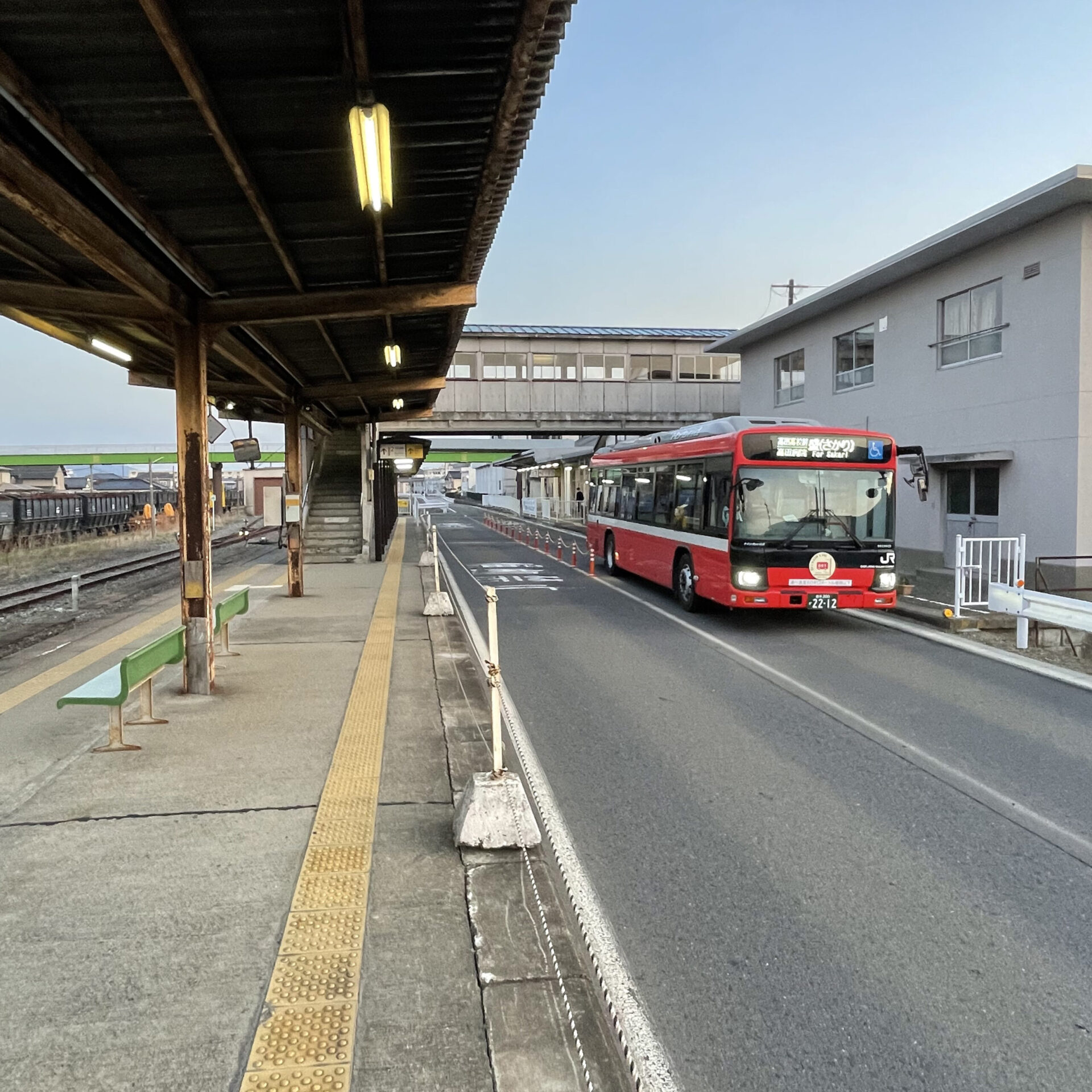 盛駅に到着したBRT