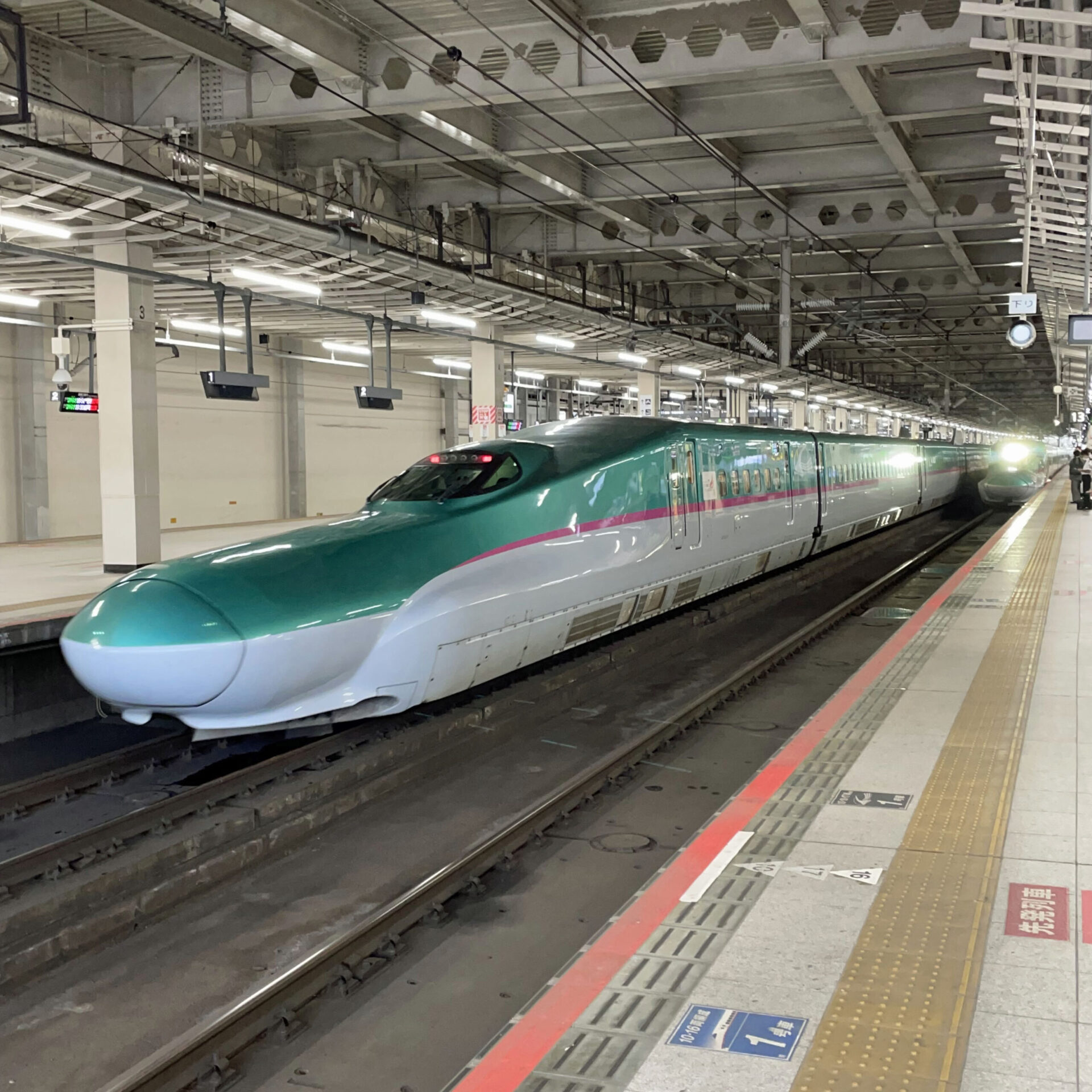 東北新幹線E5系車両先頭