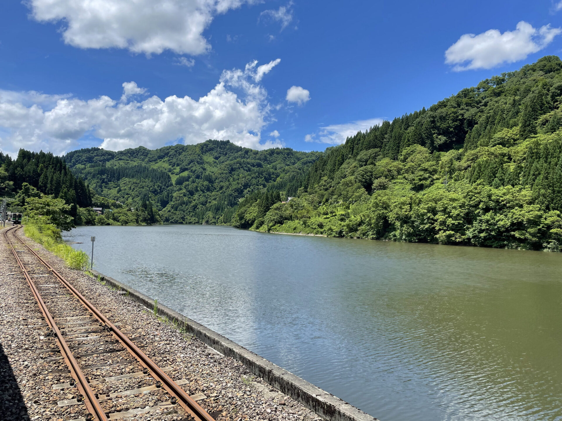 只見川のほとりにある会津川口駅