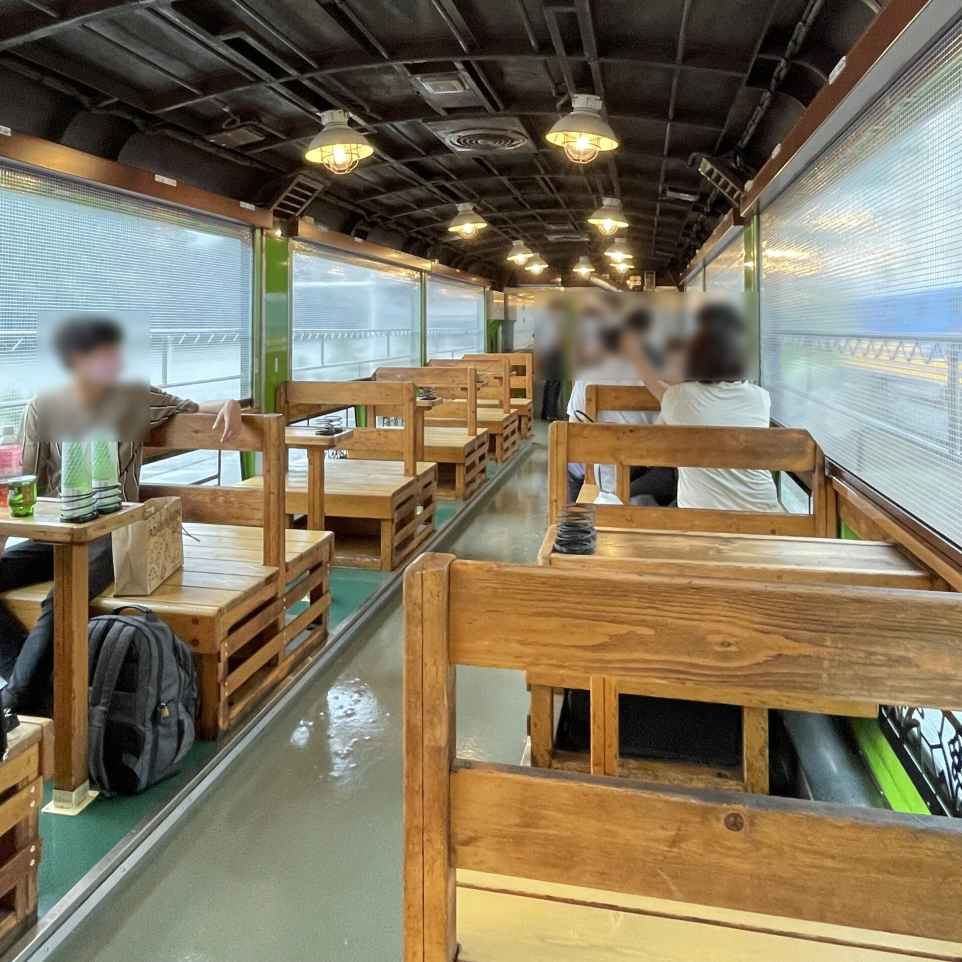 カーテンが閉められた風っこ車内