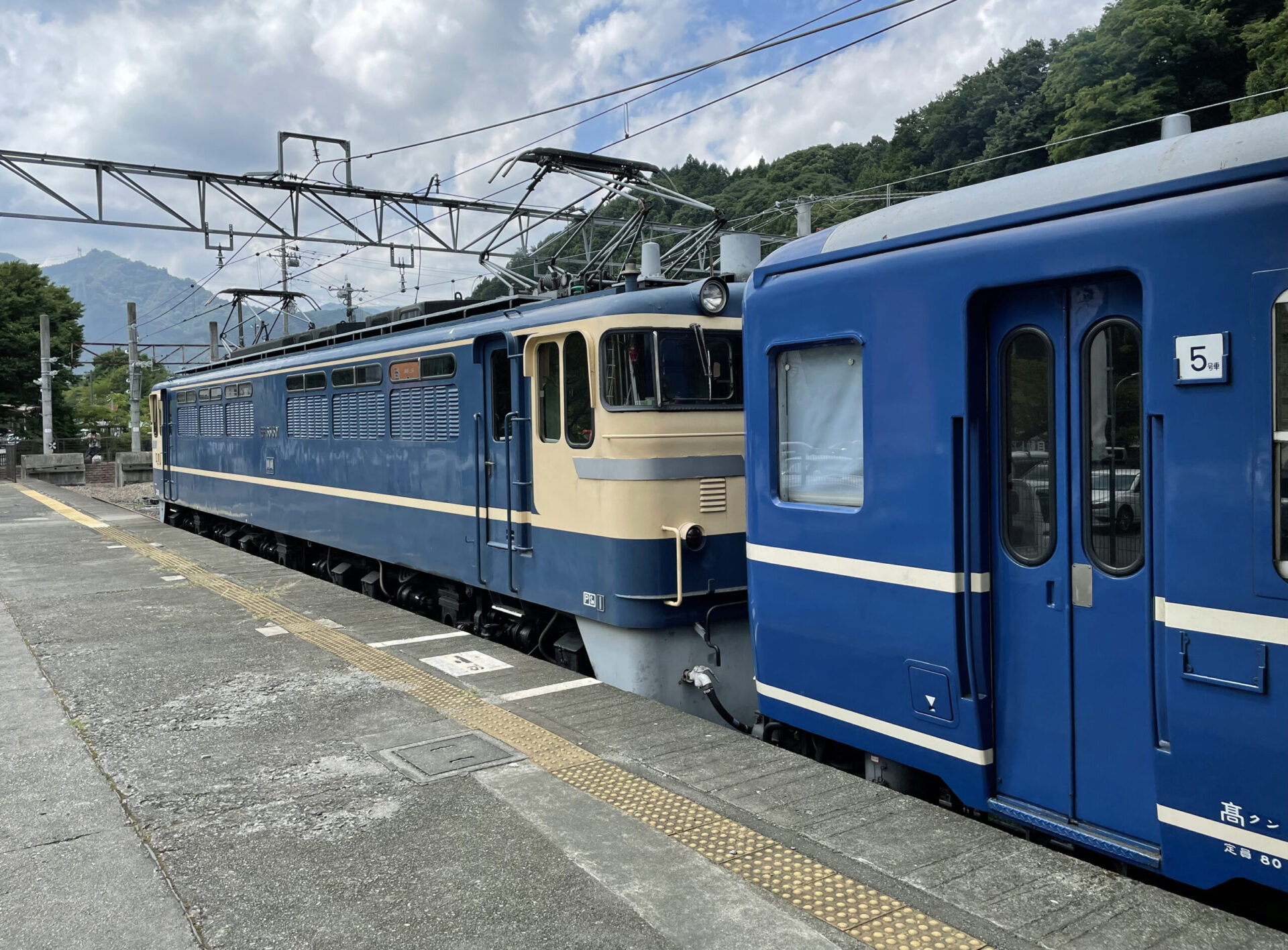 EF65電気機関車と12系客車