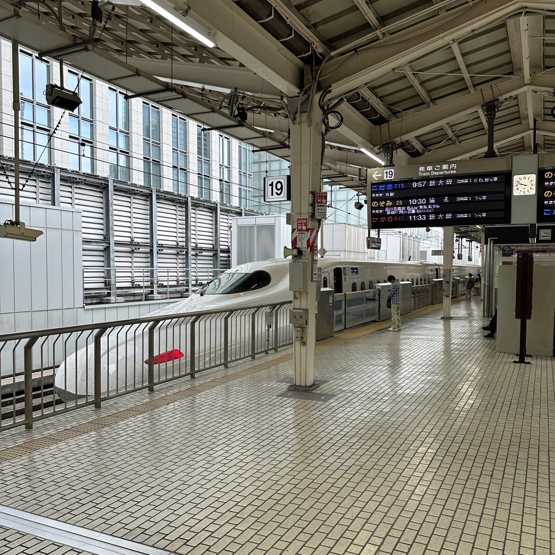 東海道新幹線東京駅19番線ホーム