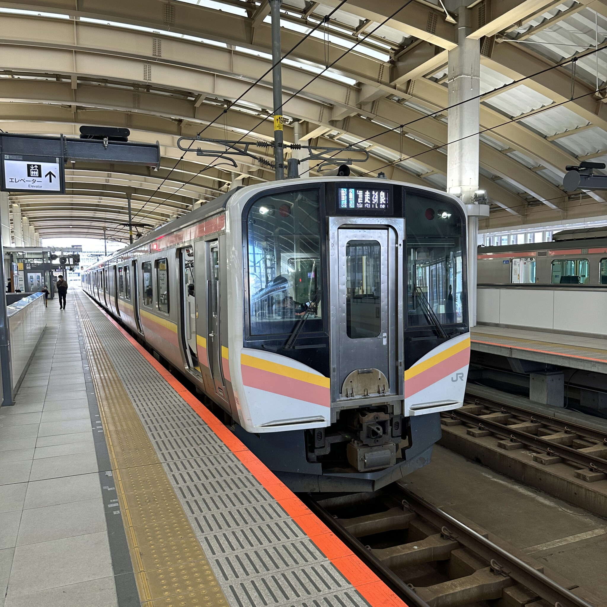 E129系電車新潟駅にて