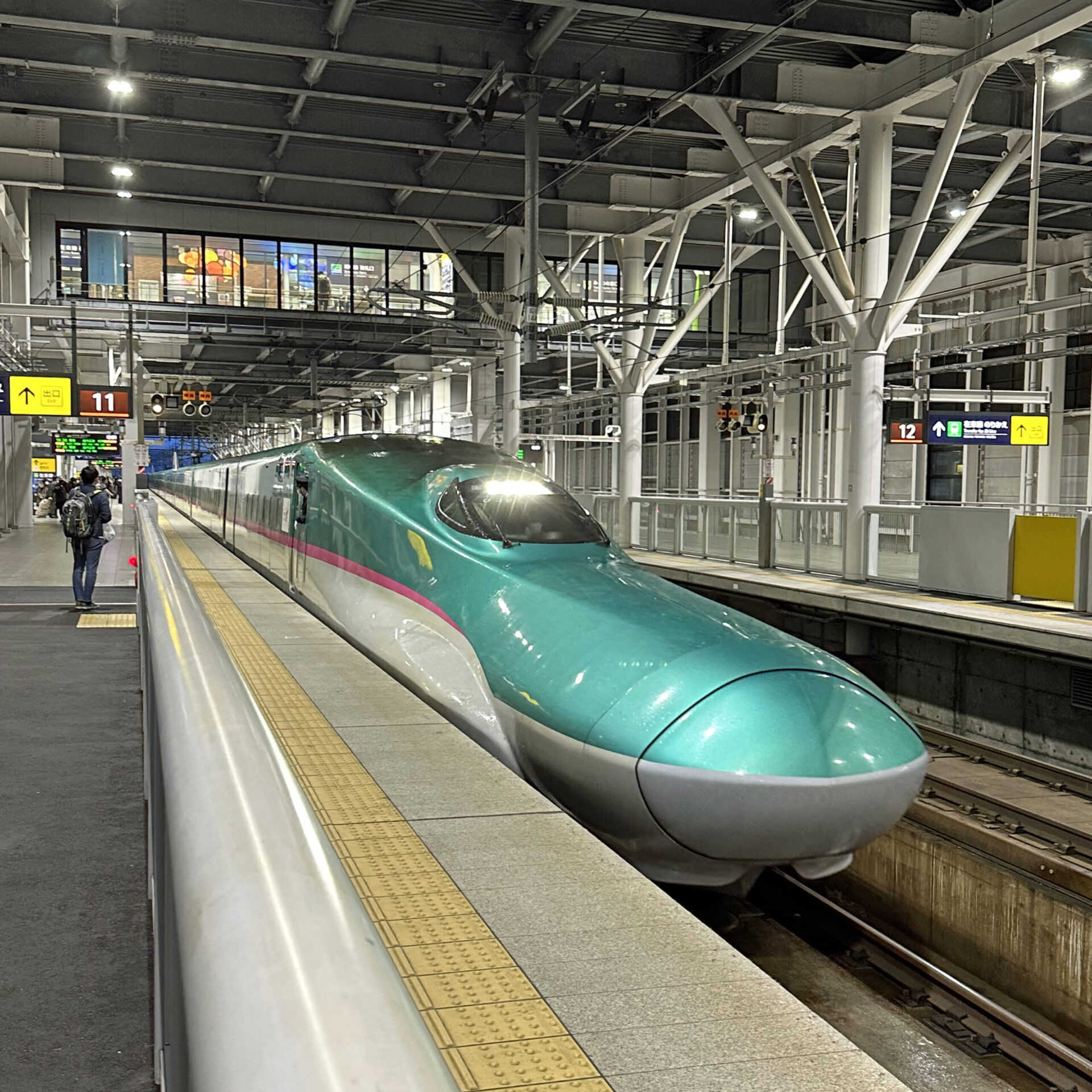 E5系車両新函館北斗駅にて