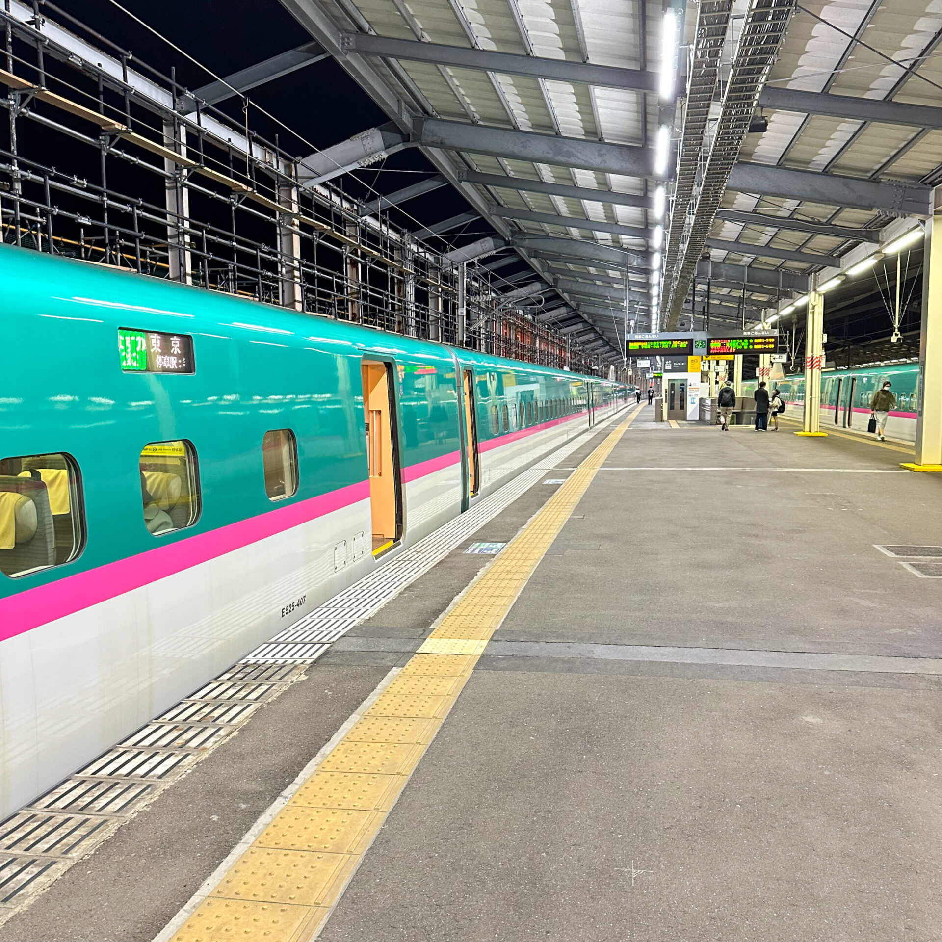 那須塩原駅に停車中のE5系車両