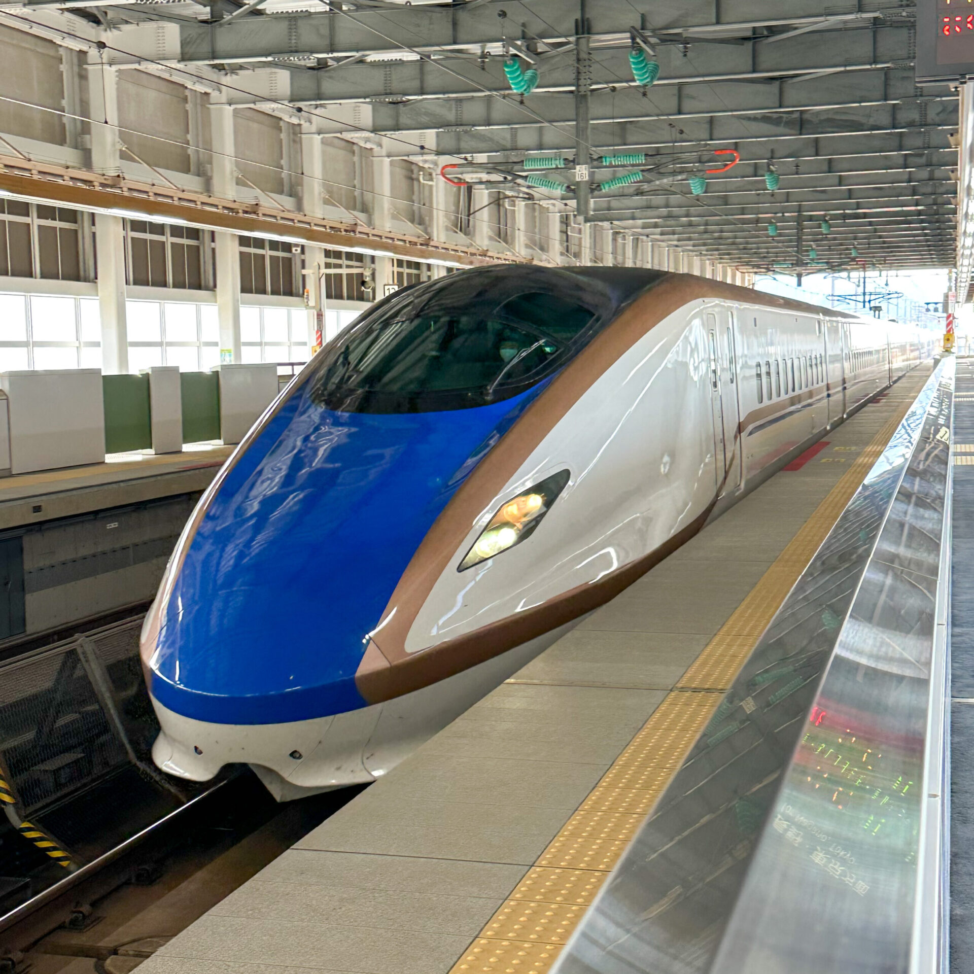 E7系車両糸魚川駅にて