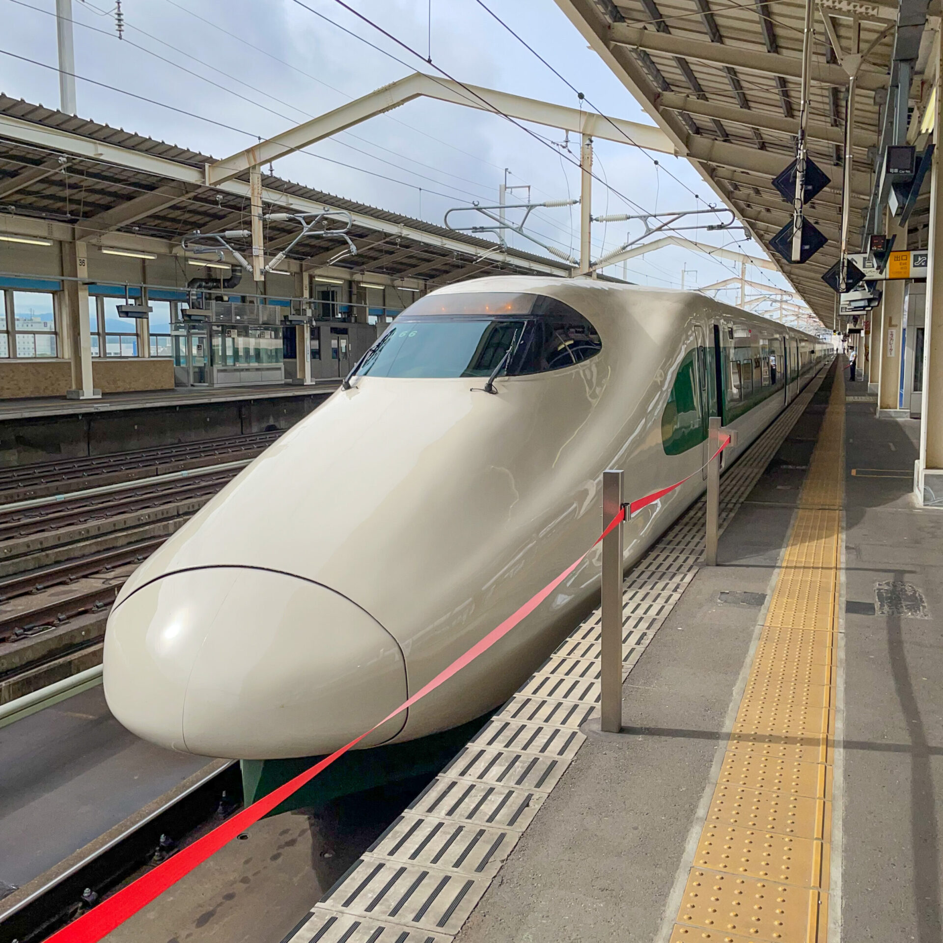 E2系ラッピング車両郡山駅にて