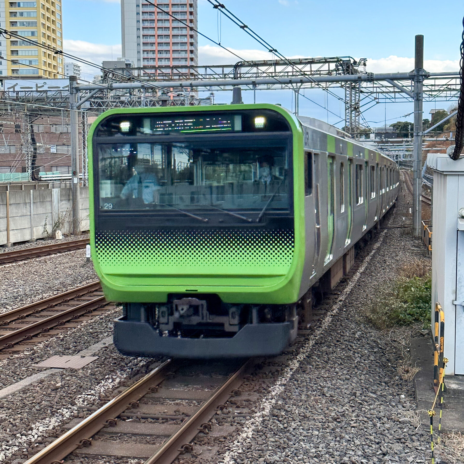 E235系電車西日暮里駅にて