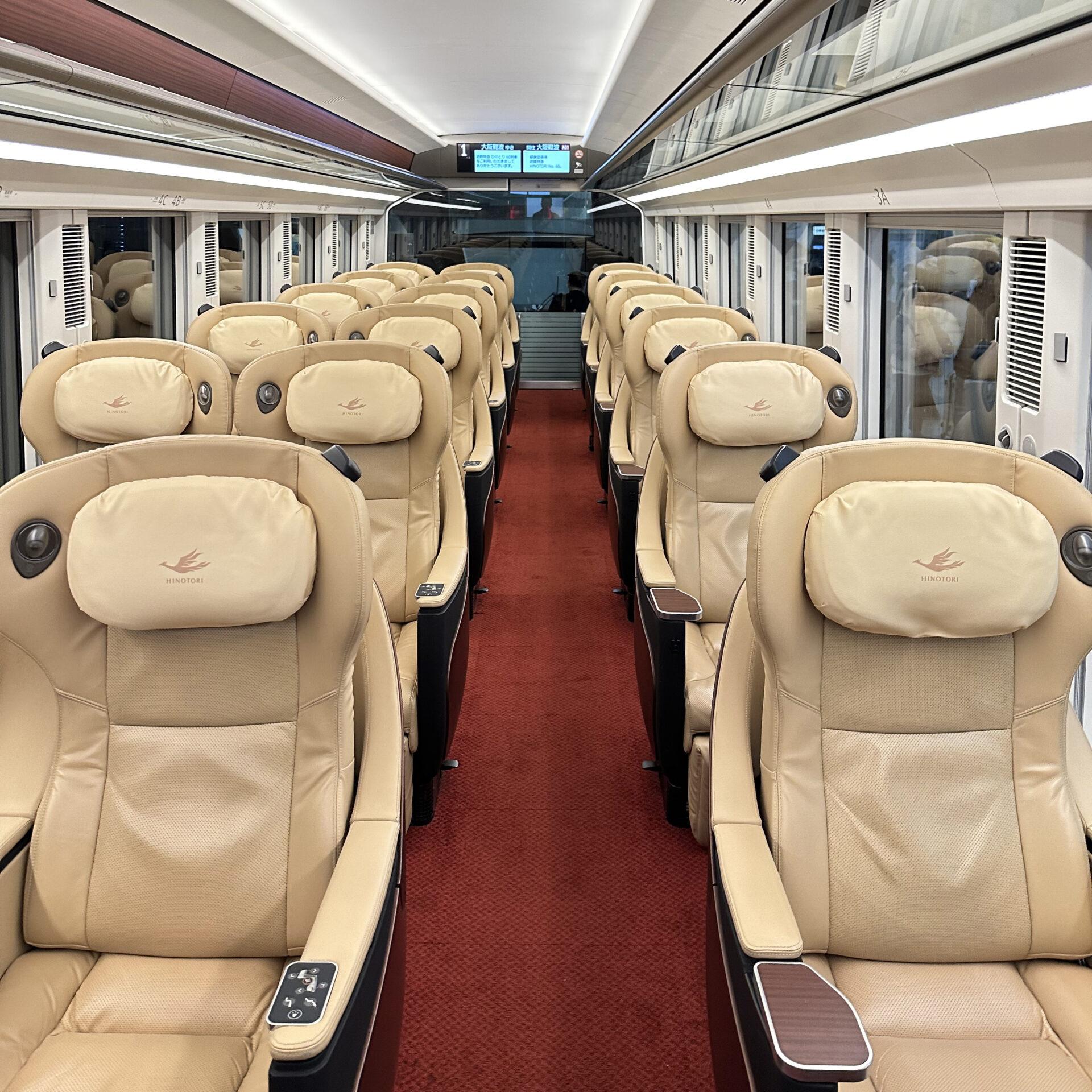 ひのとりプレミアム車両車内
