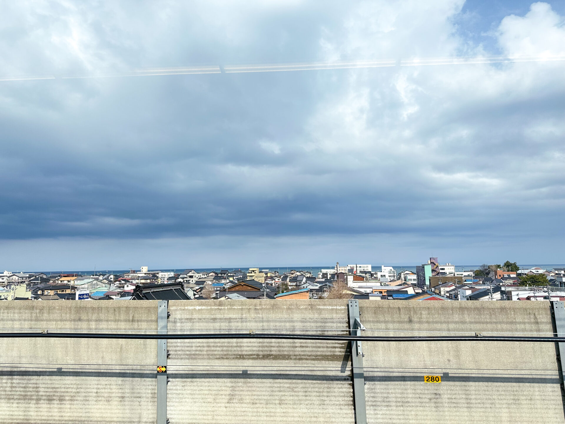 糸魚川駅近くの車窓