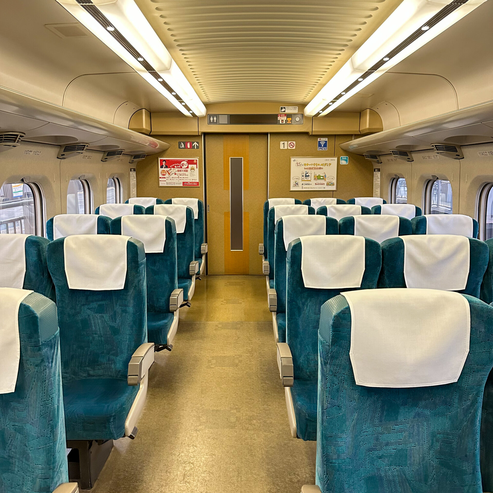 700系ひかりレールスター車内
