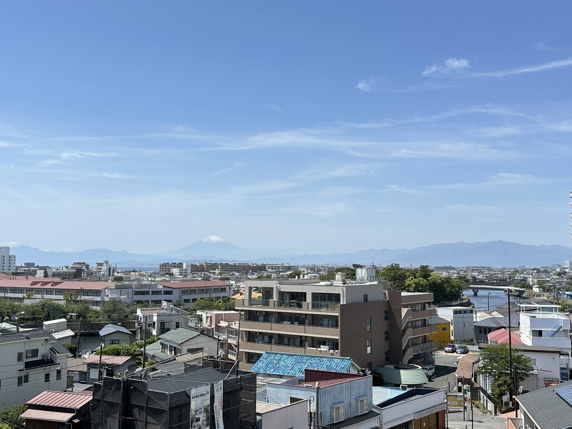 湘南江の島駅から富士山を望む