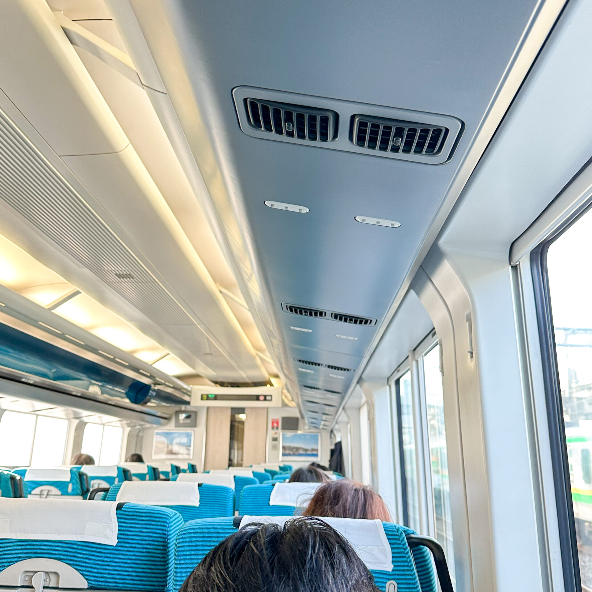 E257系0番台車内