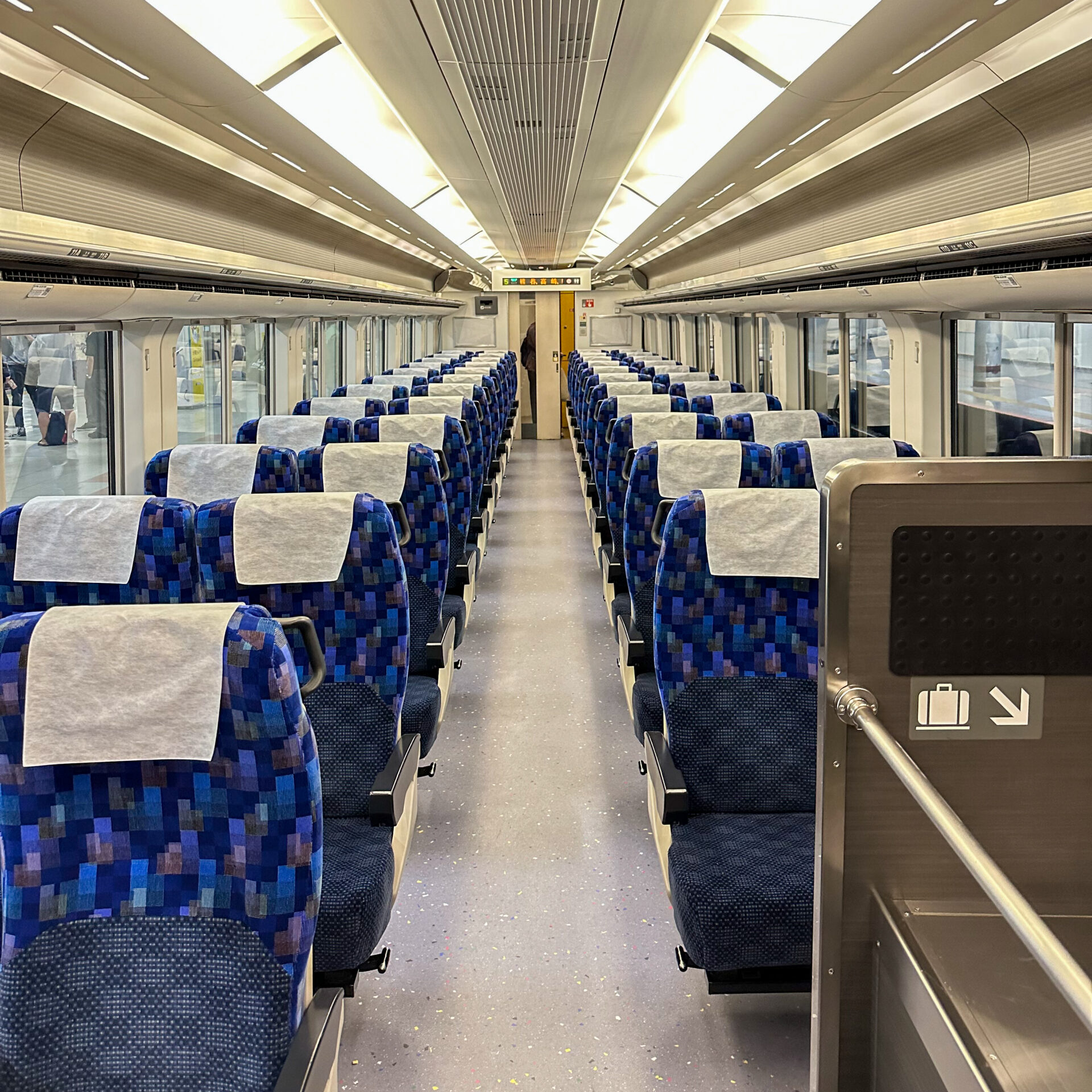 E257系5000番台車内
