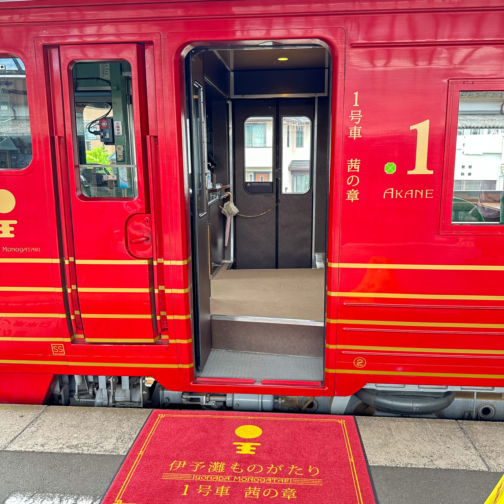 伊予灘ものがたり1号車入口