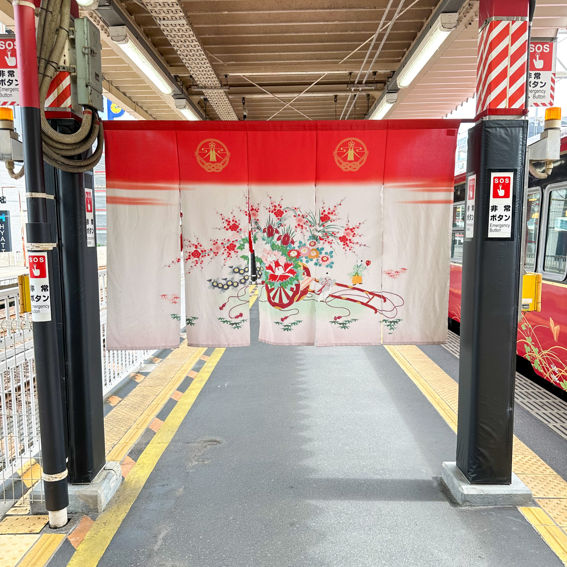 特急花嫁のれん号の花嫁のれんレプリカ金沢駅にて