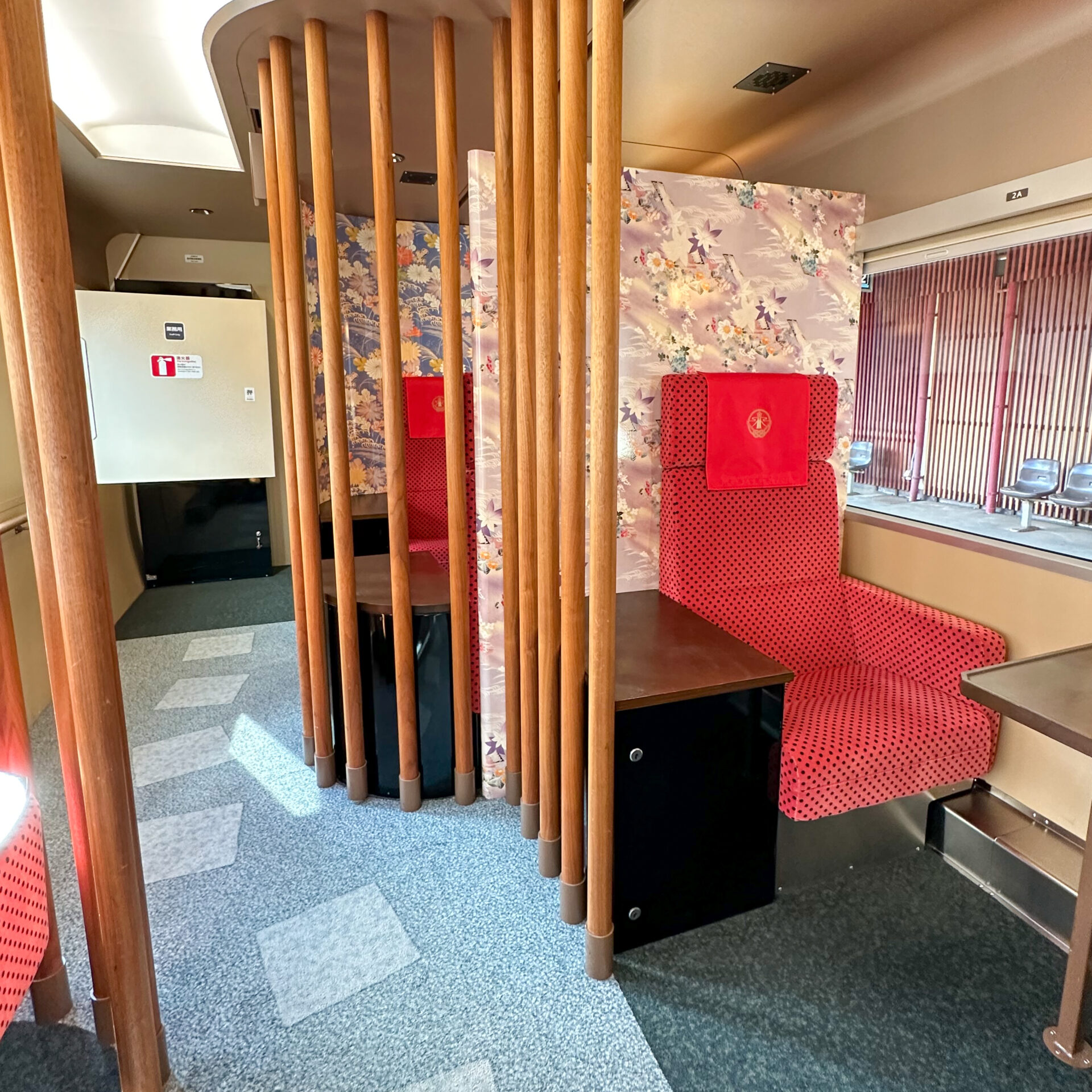 花嫁のれん号1号車車内