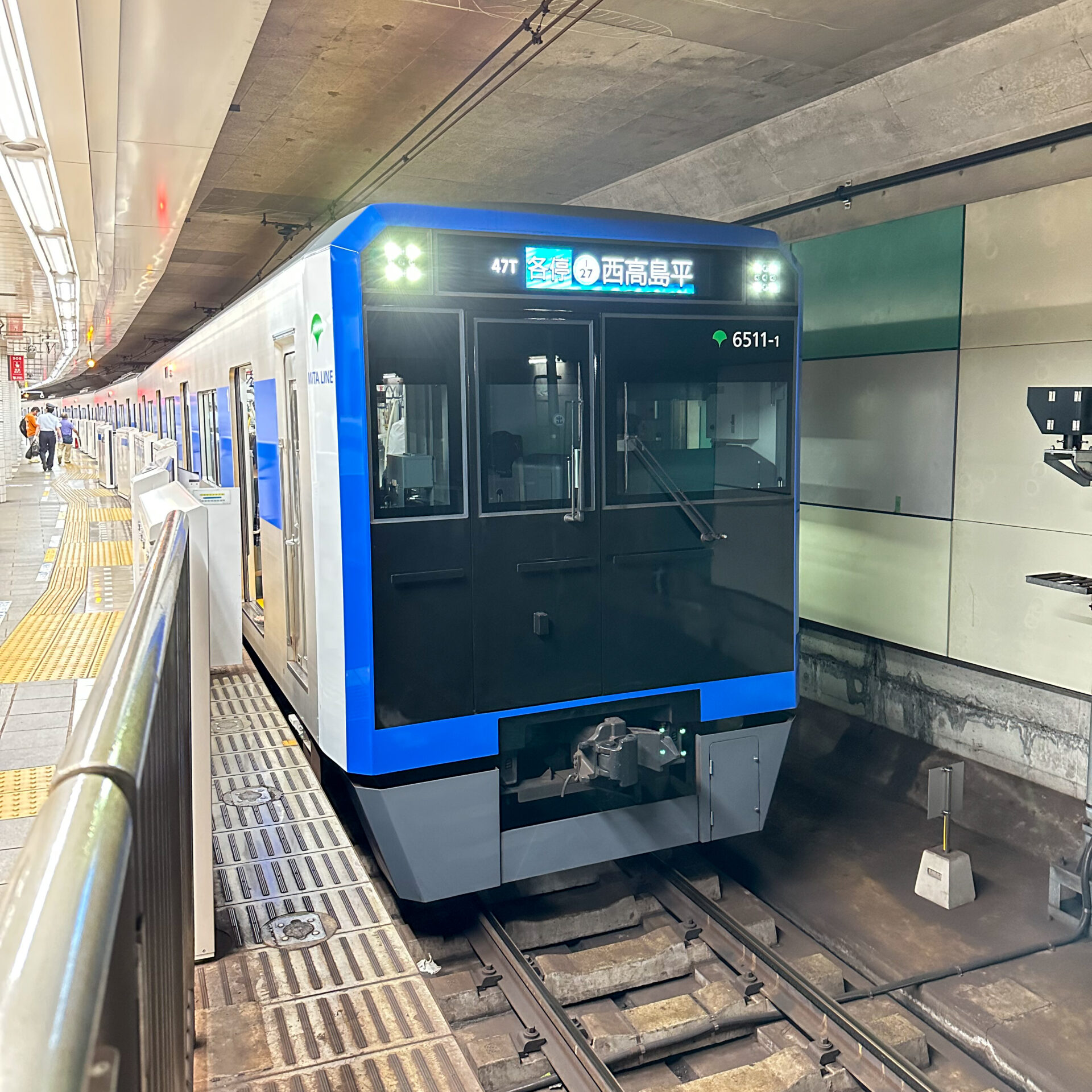 都営三田線6500形目黒駅にて