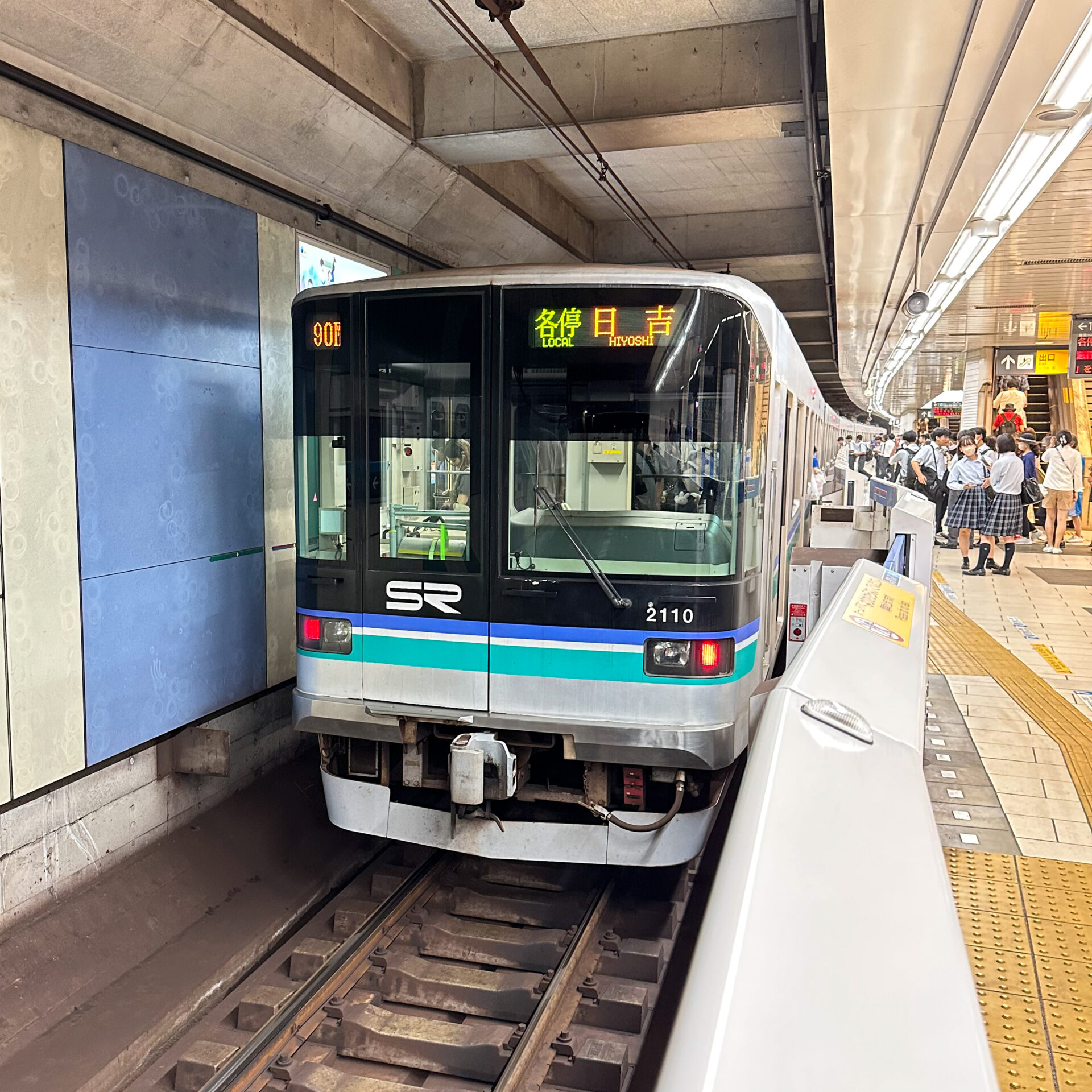 埼玉高速2000系目黒駅にて