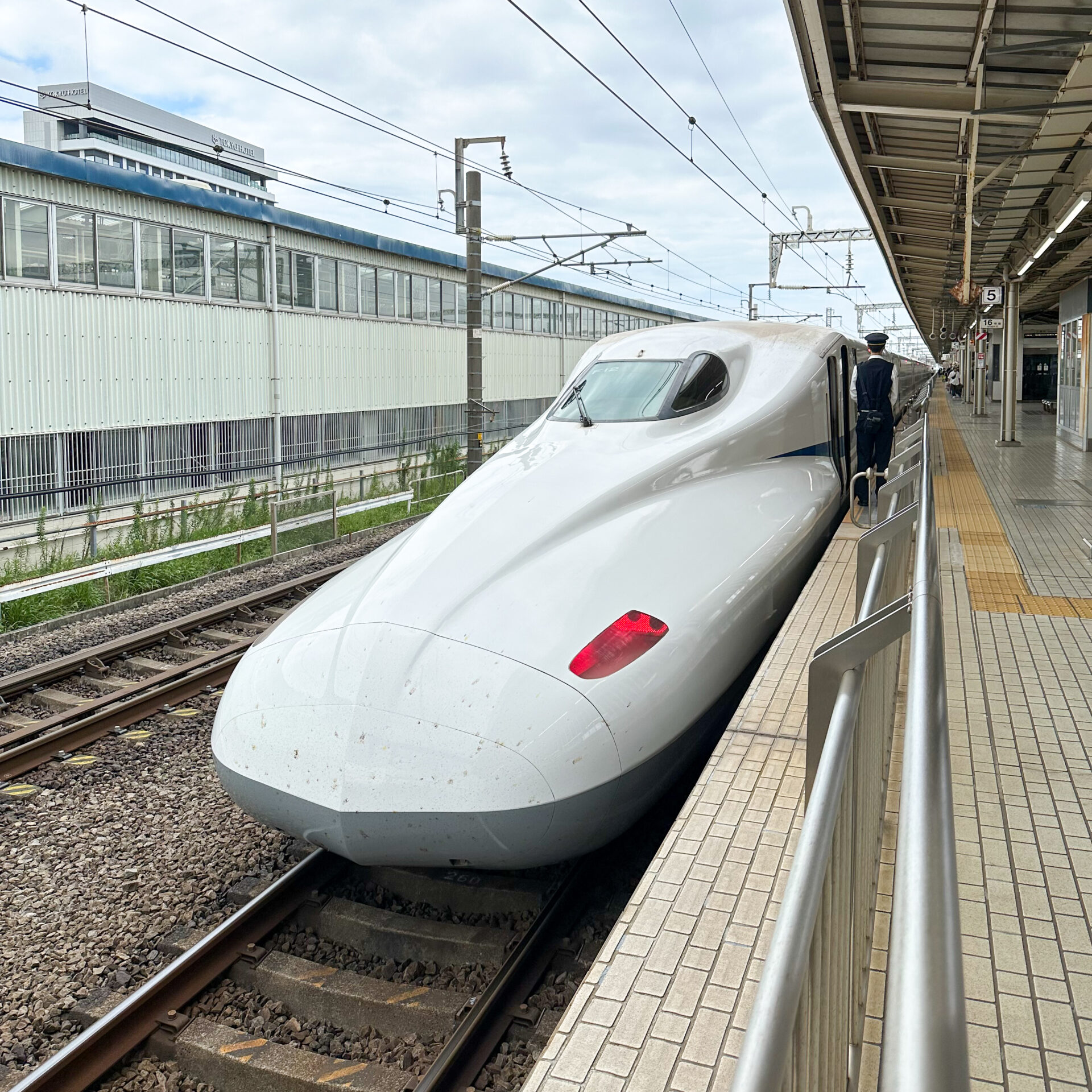 東海道新幹線N700系三島駅にて