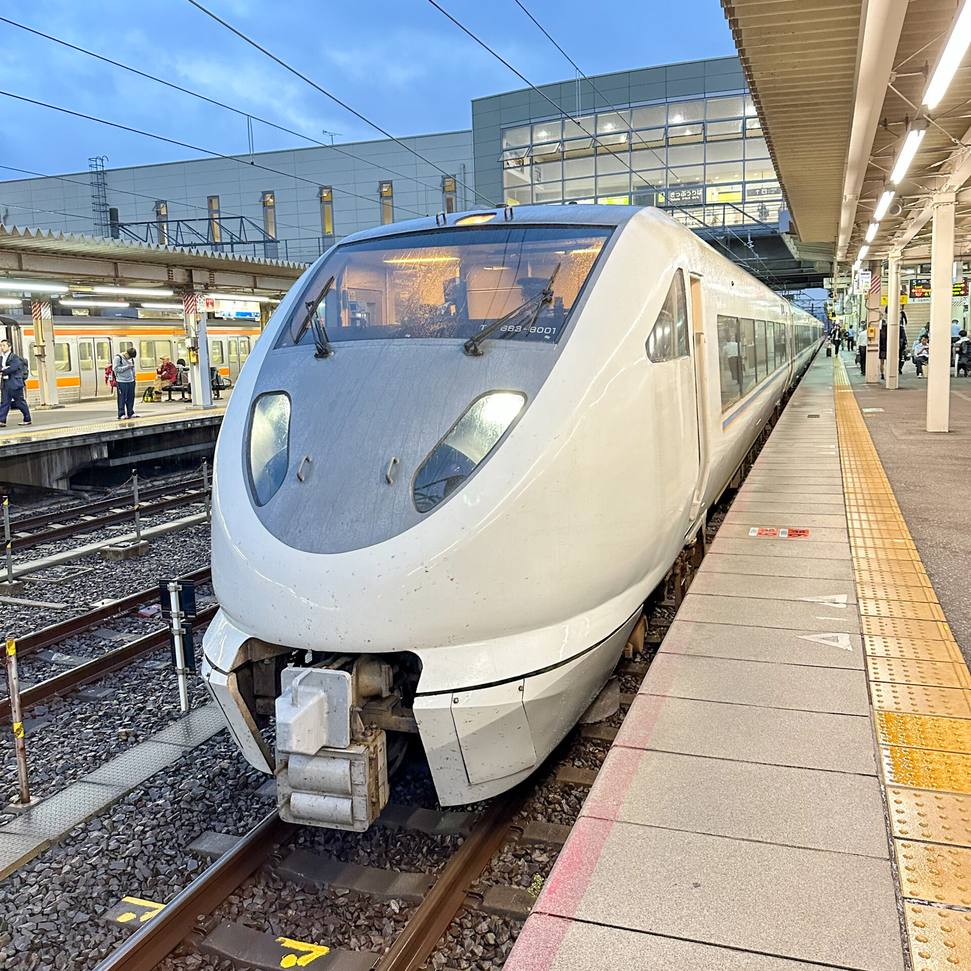 特急しらさぎ号米原駅にて