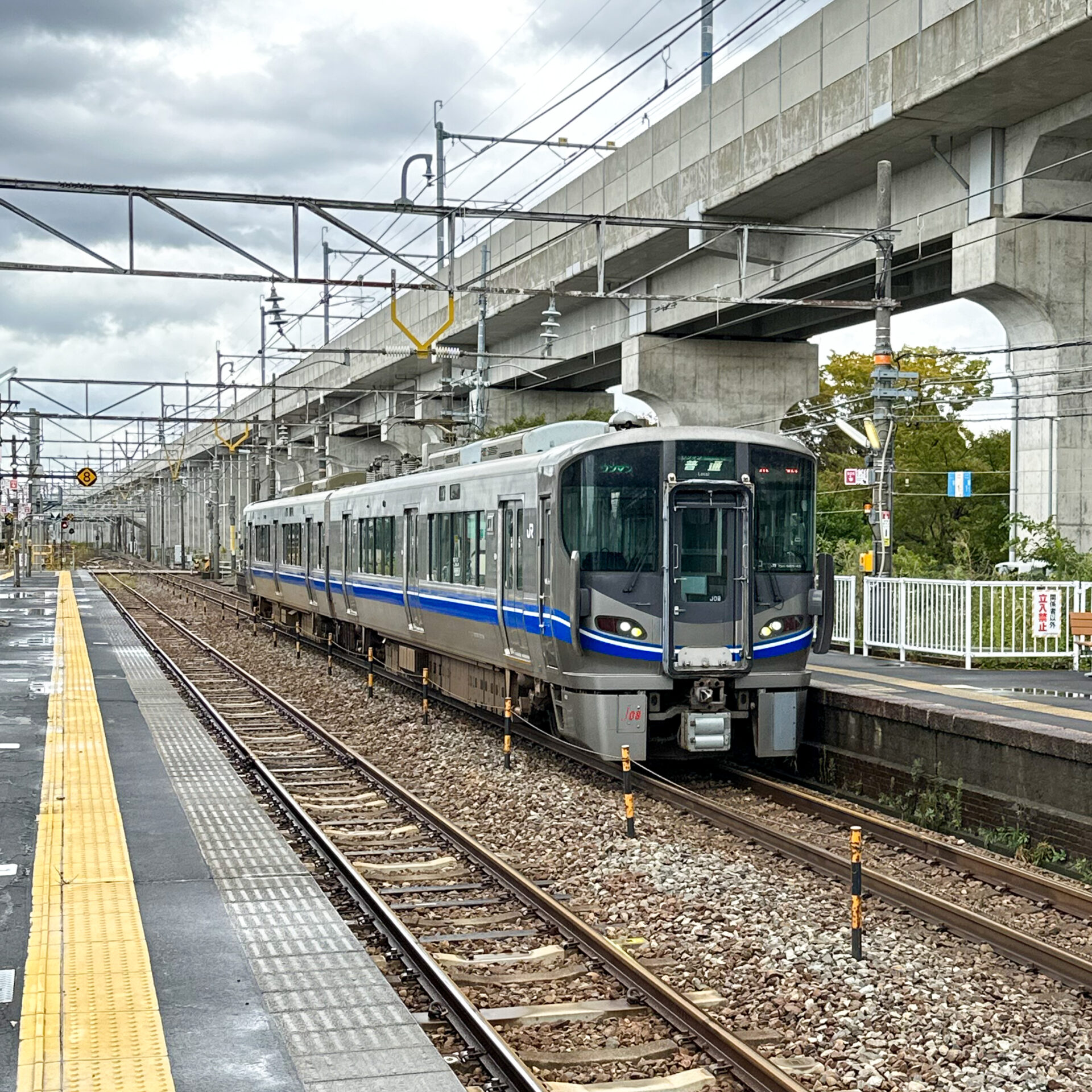 北陸本線普通列車松任駅にて