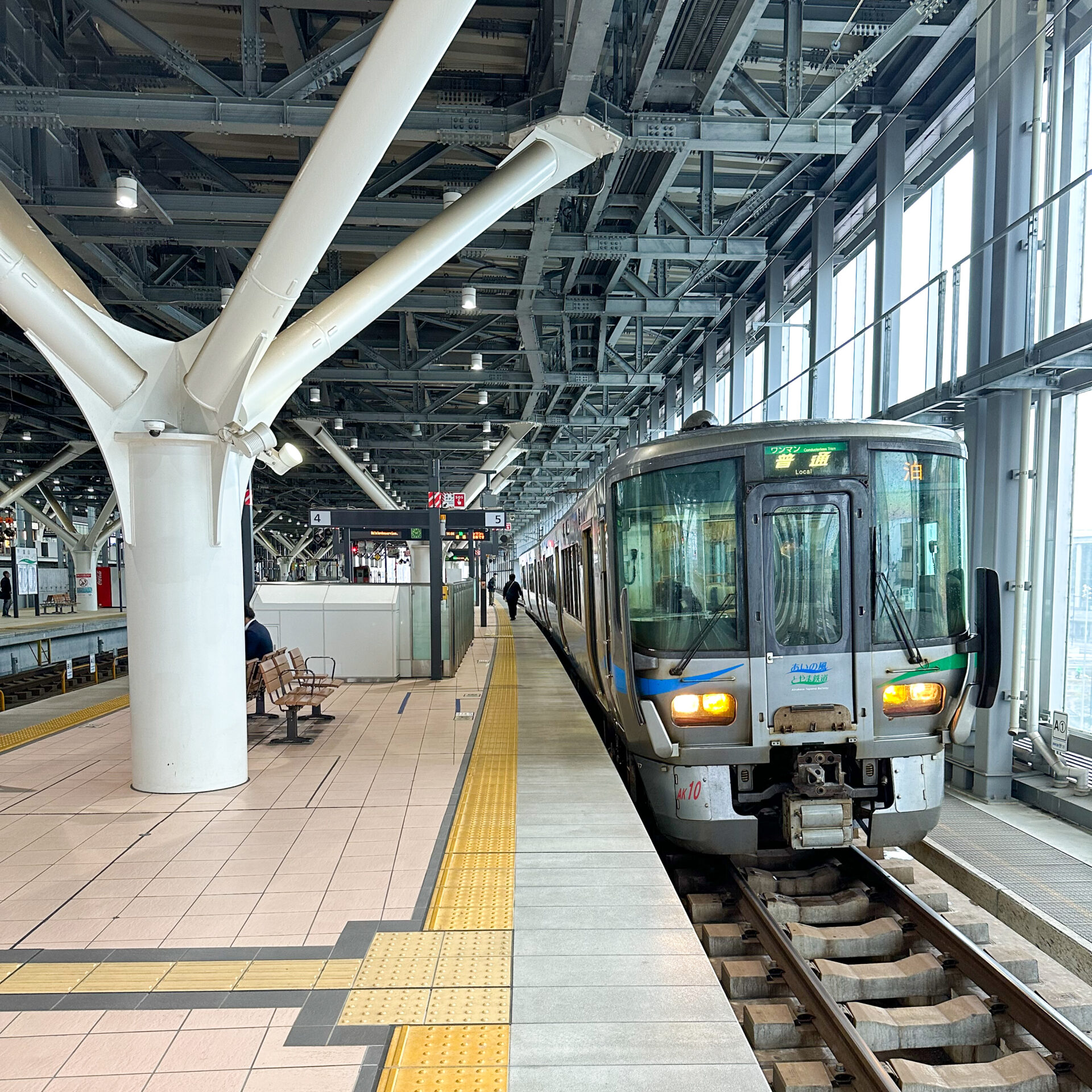 あいの風とやま鉄道富山駅ホーム