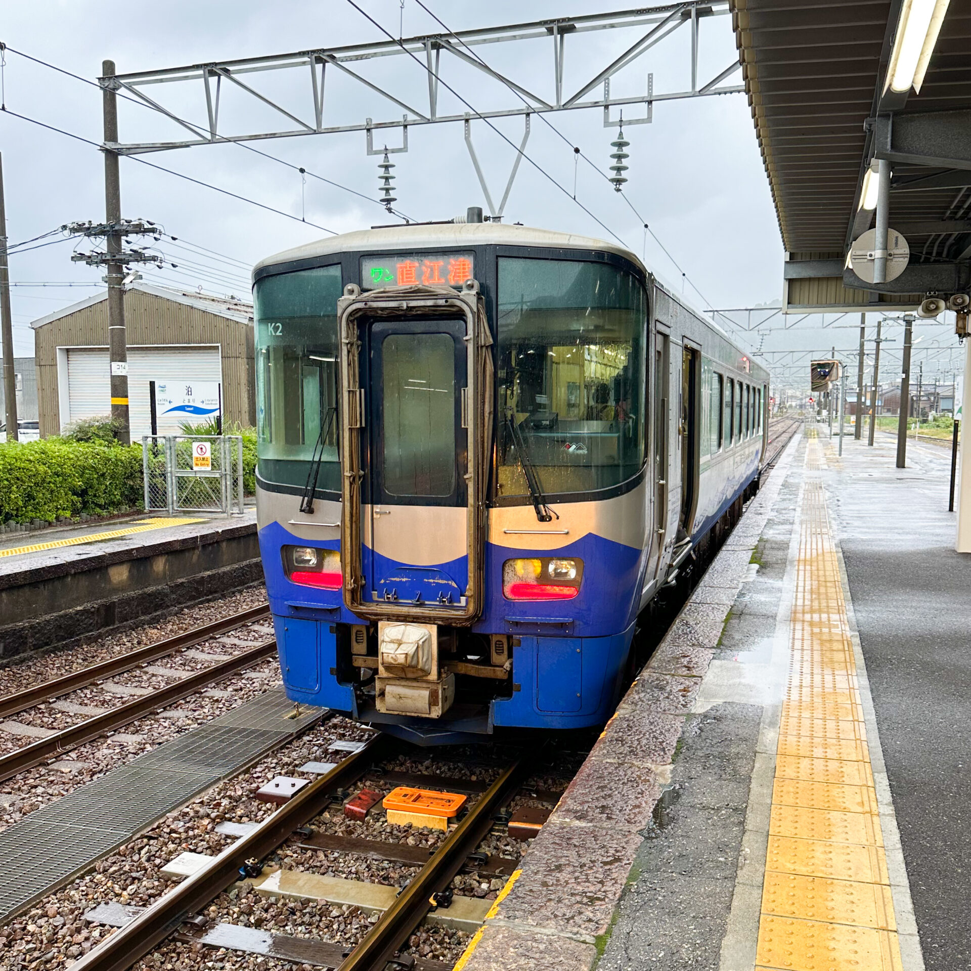 えちごトキめき鉄道普通列車泊駅にて
